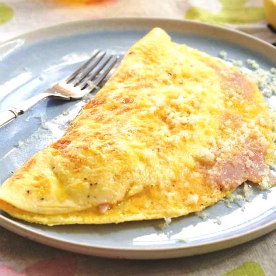 Omletă șuncă și cașcaval